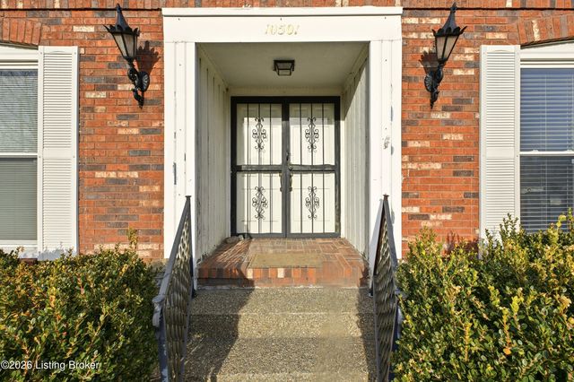 10501 Lawrencekirk Ct, Douglass Hills, KY 40243