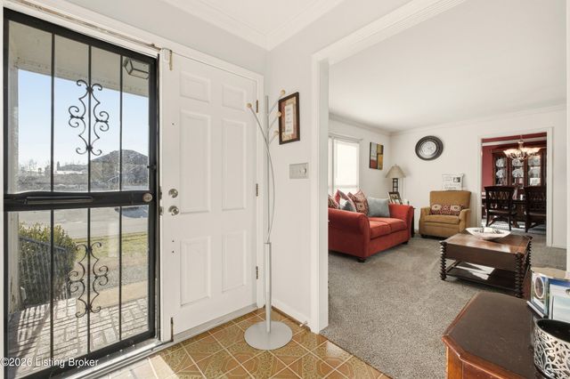 10501 Lawrencekirk Ct, Douglass Hills, KY 40243