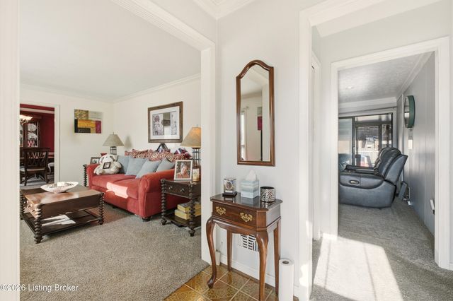 10501 Lawrencekirk Ct, Douglass Hills, KY 40243