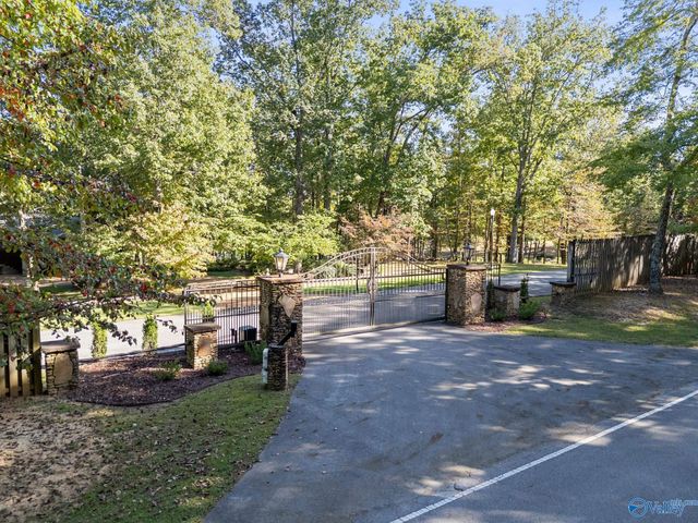 13205 South Village Square Road SE, Huntsville, AL 35803