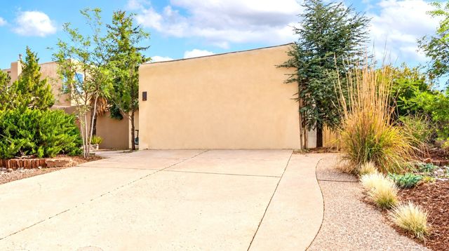 2758 Via Venado, Santa Fe, NM 87505