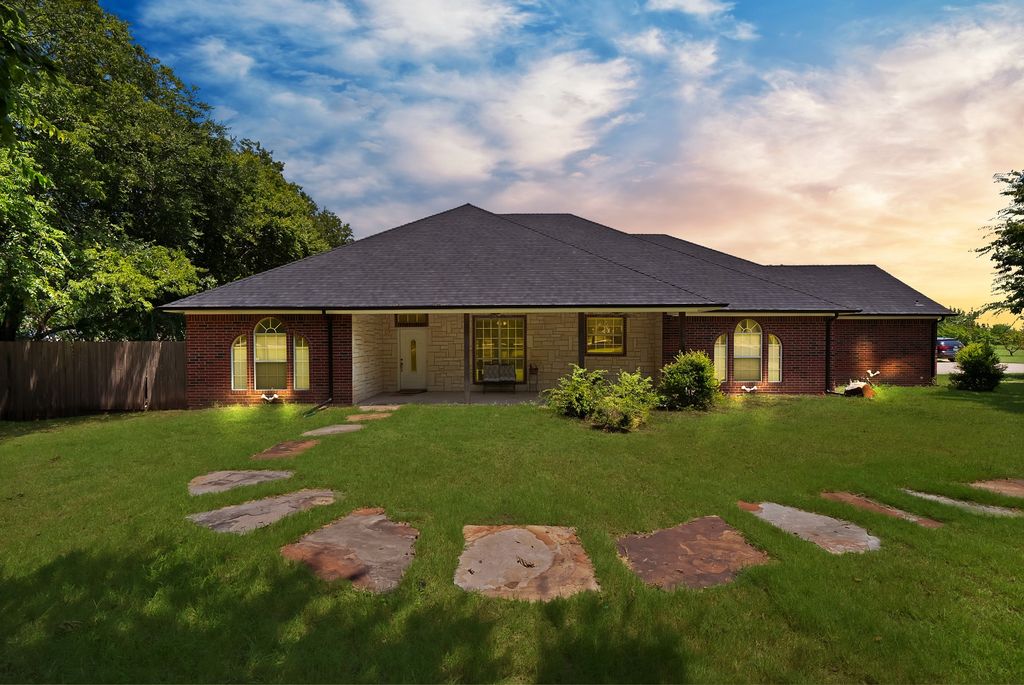 16360 University Drive, Forney, TX 75126