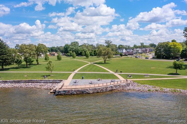 1815 E Lake Drive, Novi, MI 48377