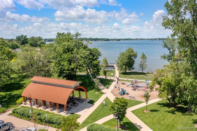 1815 E Lake Drive, Novi, MI 48377