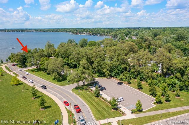 1815 E Lake Drive, Novi, MI 48377