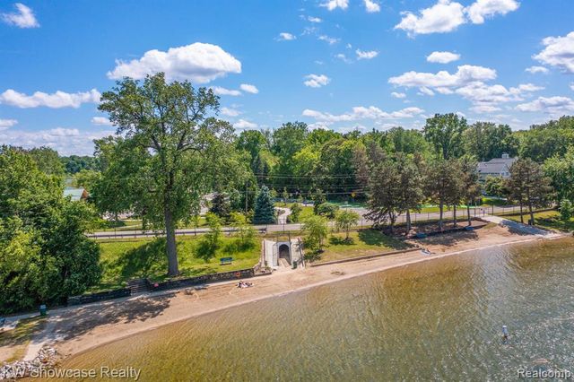 1815 E Lake Drive, Novi, MI 48377