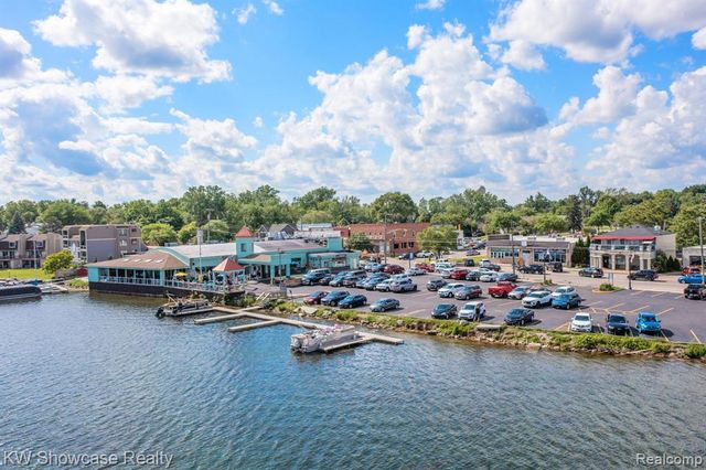 1815 E Lake Drive, Novi, MI 48377