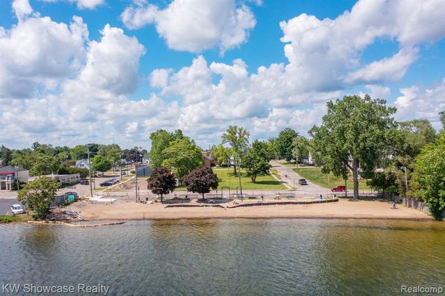1815 E Lake Drive, Novi, MI 48377