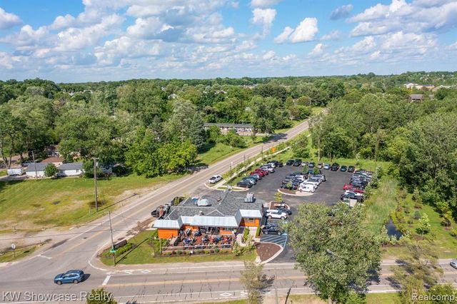 1815 E Lake Drive, Novi, MI 48377