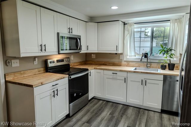 1815 E Lake Drive, Novi, MI 48377