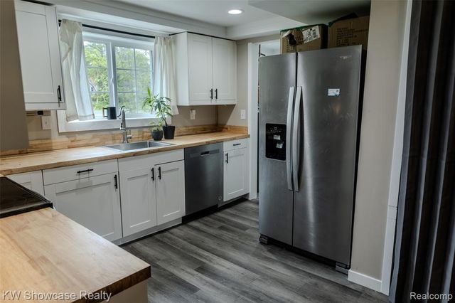 1815 E Lake Drive, Novi, MI 48377
