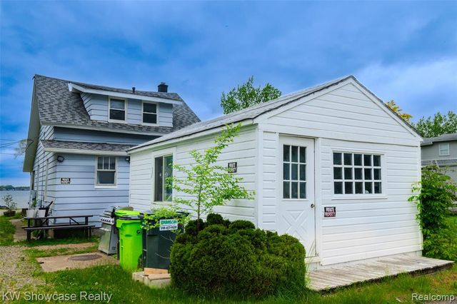 1815 E Lake Drive, Novi, MI 48377