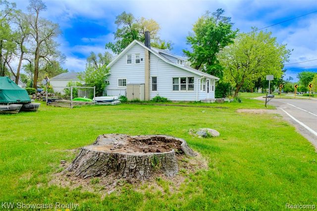 1815 E Lake Drive, Novi, MI 48377