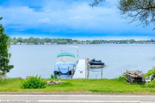 1815 E Lake Drive, Novi, MI 48377