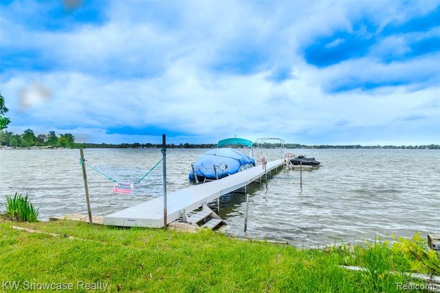 1815 E Lake Drive, Novi, MI 48377