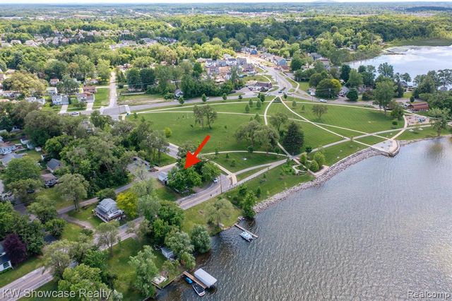 1815 E Lake Drive, Novi, MI 48377