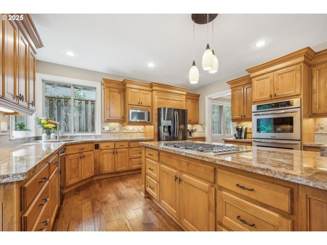 13932 SUNDELEAF Dr, Lake Oswego, OR 97034