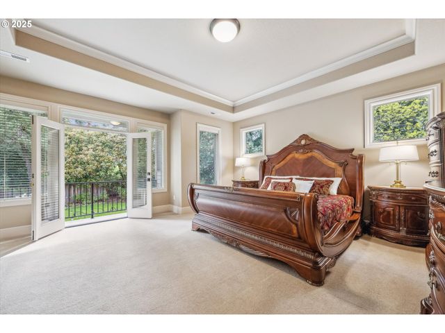 13932 SUNDELEAF Dr, Lake Oswego, OR 97034