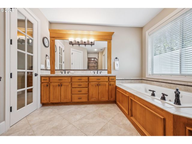 13932 SUNDELEAF Dr, Lake Oswego, OR 97034