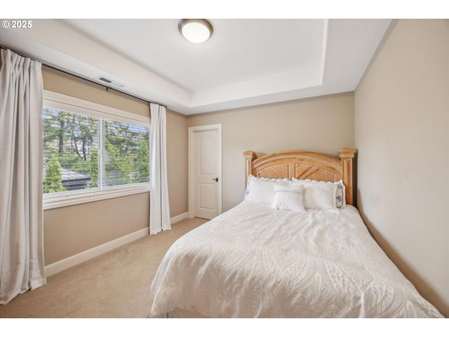 13932 SUNDELEAF Dr, Lake Oswego, OR 97034