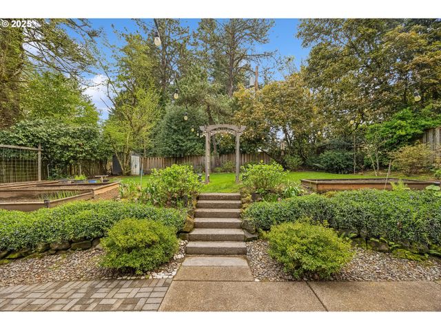 13932 SUNDELEAF Dr, Lake Oswego, OR 97034