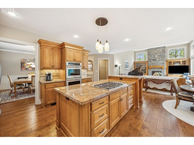 13932 SUNDELEAF Dr, Lake Oswego, OR 97034