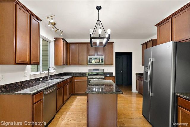 871 Wynstone Circle S, Oakland Charter Township, MI 48363