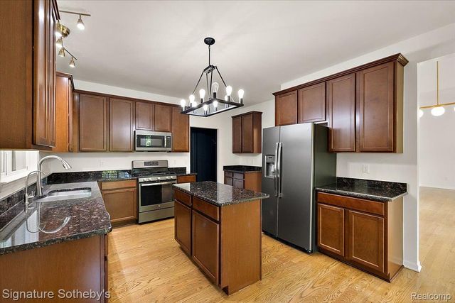871 Wynstone Circle S, Oakland Charter Township, MI 48363