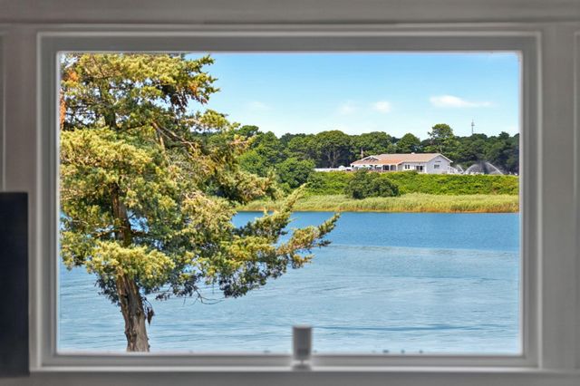 33 Horsefoot Rd, Dennis, MA 02638