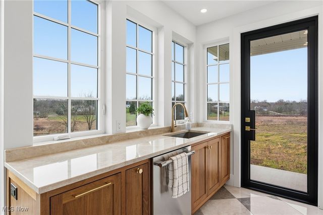 10311 Hunting Hills Avenue NE, Hartville, OH 44632