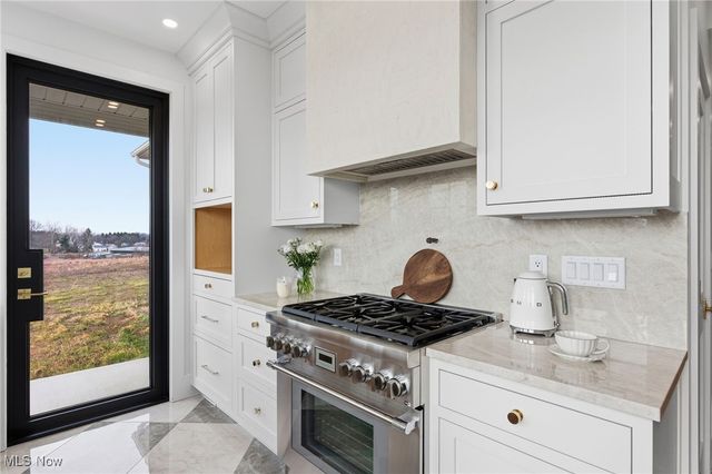 10311 Hunting Hills Avenue NE, Hartville, OH 44632