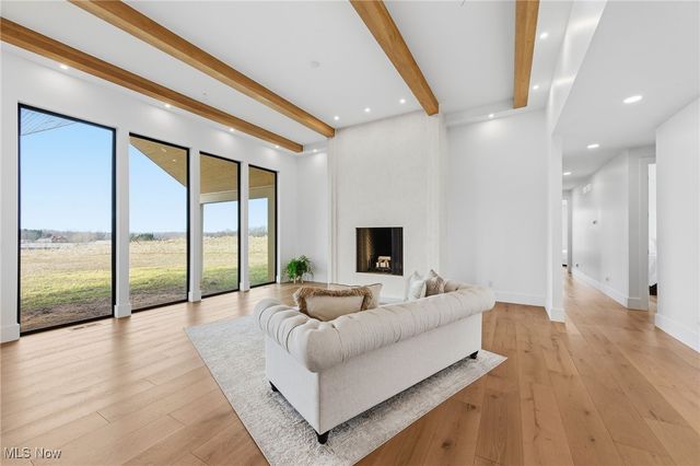 10311 Hunting Hills Avenue NE, Hartville, OH 44632