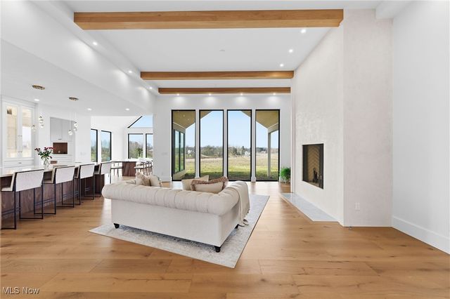 10311 Hunting Hills Avenue NE, Hartville, OH 44632