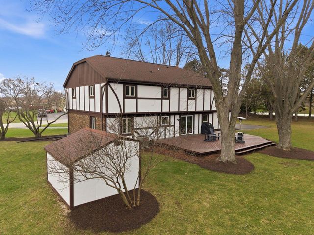 18760 Yorkshire LANE, Brookfield, WI 53045