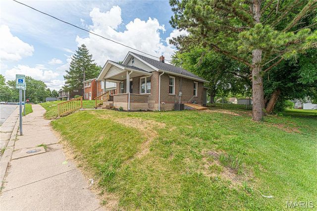 1036 Olive Street, St Charles, MO 63301