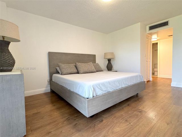 20400 W Country Club Dr 209, Aventura, FL 33180