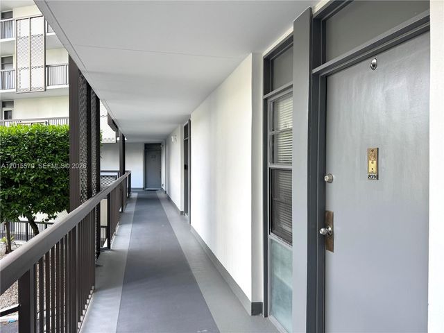 20400 W Country Club Dr 209, Aventura, FL 33180