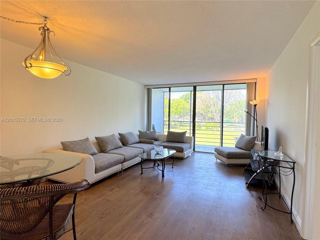 20400 W Country Club Dr 209, Aventura, FL 33180