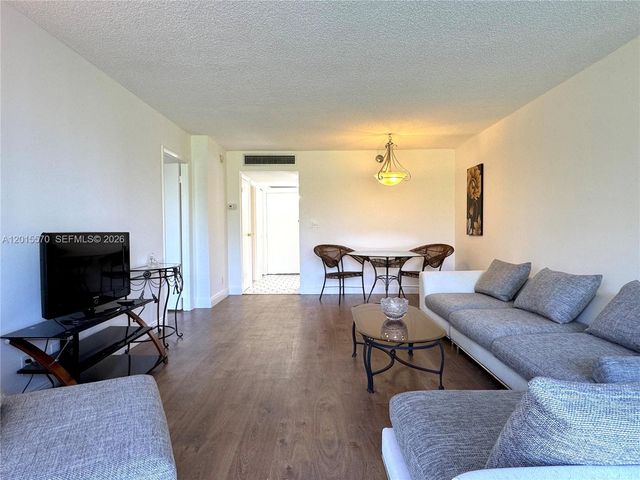 20400 W Country Club Dr 209, Aventura, FL 33180