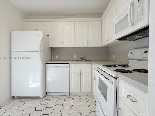 20400 W Country Club Dr 209, Aventura, FL 33180