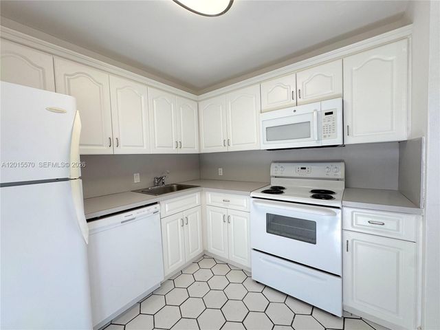 20400 W Country Club Dr 209, Aventura, FL 33180