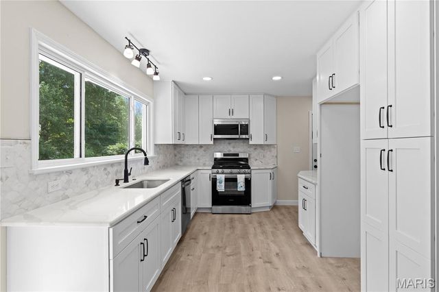 274 Cedar Village Court, Ballwin, MO 63021