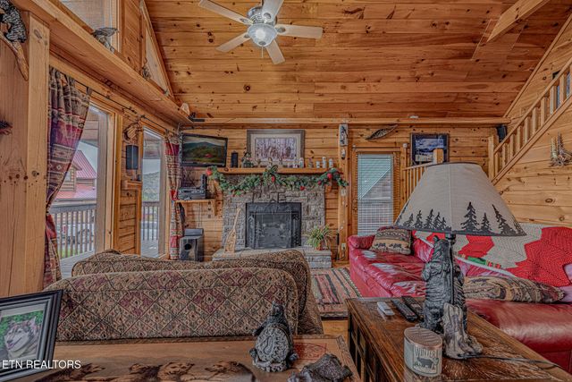 3452 Cove Meadows Dr, Sevierville, TN 37862