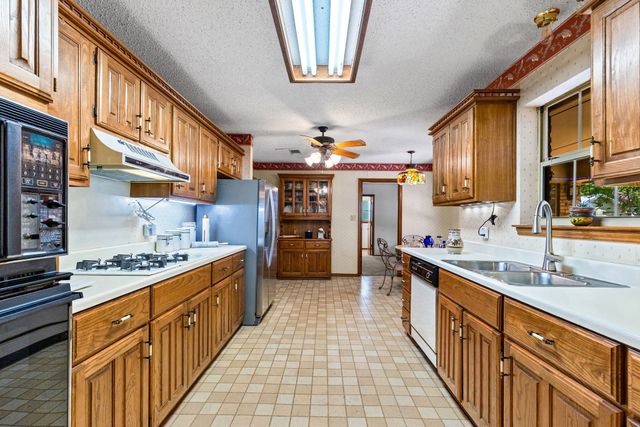 301 Paris Street, Pecan Gap, TX 75469