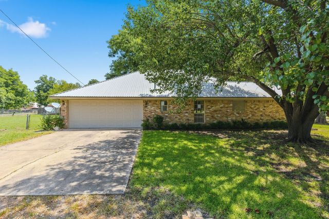 301 Paris Street, Pecan Gap, TX 75469
