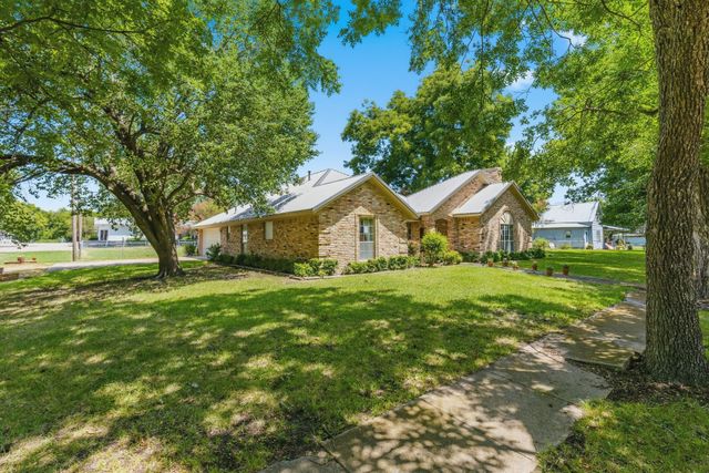 301 Paris Street, Pecan Gap, TX 75469