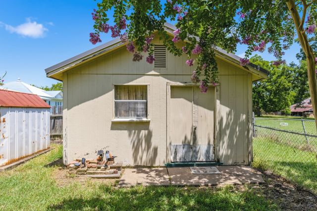 301 Paris Street, Pecan Gap, TX 75469