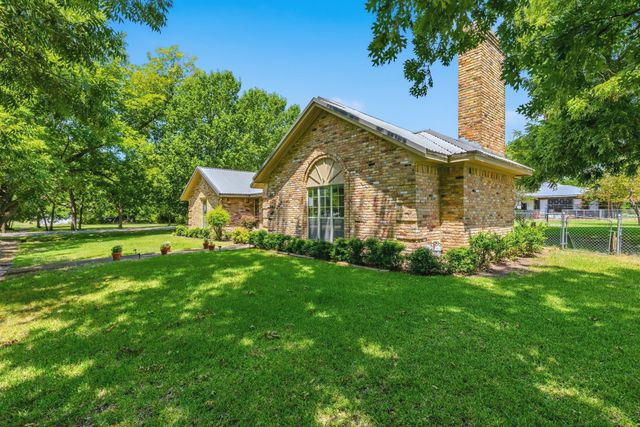 301 Paris Street, Pecan Gap, TX 75469
