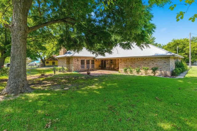 301 Paris Street, Pecan Gap, TX 75469