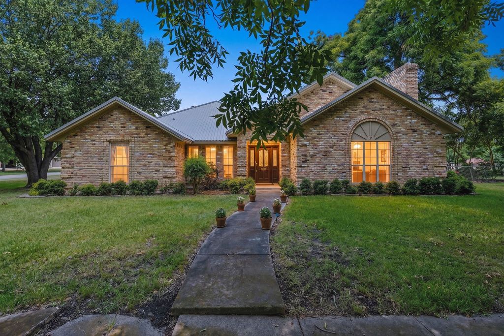 301 Paris Street, Pecan Gap, TX 75469